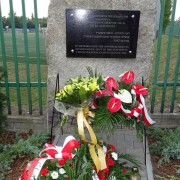 טכס הסרת לוט לאנדרטה  לזכר גירוש יהודים מ- Umszlagplatz בסוסנוביץ